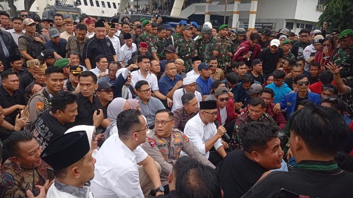 Gubernur, Panglima dan Kapolda Lampung duduk menemui ribuan massa yang berunjuk rasa di Kantor DPRD Lampung.