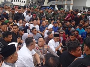 Video: Momen Gubernur-Kapolda Lampung Duduk Lesehan Bersama Massa Aksi