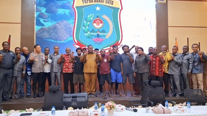 Gubernur Papua Barat Daya Elisa Kambu saat acara rekonsiliasi terkait mediasi 5 tahanan kasus perusakan rumah di Sorong.
