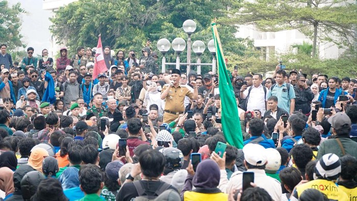 Gubernur Sulteng Anwar Hafid saat menerima aspirasi massa demonstrasi di Palu.