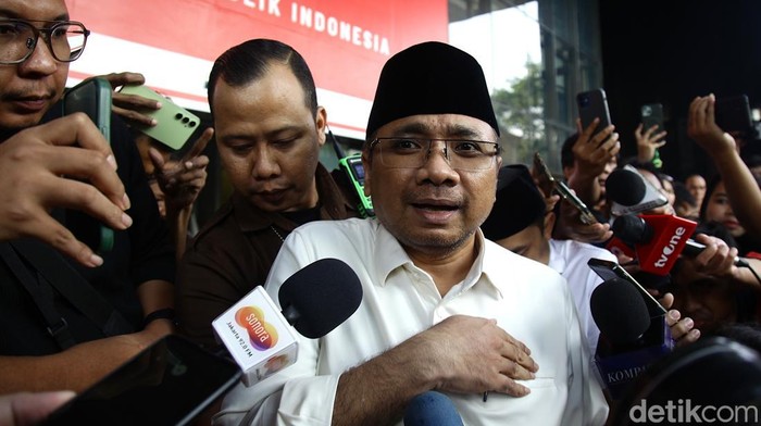 Gus Yaqut Kembali Diperiksa KPK, Terkait Kasus Kuota Haji Mantan Menteri Agama Yaqut Cholil Qoumas kembali mendatangi Gedung Merah Putih Komisi Pemberantasan Korupsi (KPK), Jakarta, Senin (1/9/2025). Ia diperiksa penyidik lembaga antirasuah itu sebagai saksi dalam penyidikan kasus dugaan korupsi kuota haji khusus tahun 2024.