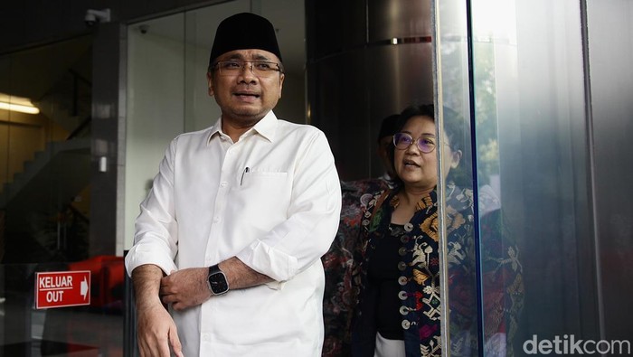 Gus Yaqut Kembali Diperiksa KPK, Terkait Kasus Kuota Haji Mantan Menteri Agama Yaqut Cholil Qoumas kembali mendatangi Gedung Merah Putih Komisi Pemberantasan Korupsi (KPK), Jakarta, Senin (1/9/2025). Ia diperiksa penyidik lembaga antirasuah itu sebagai saksi dalam penyidikan kasus dugaan korupsi kuota haji khusus tahun 2024.