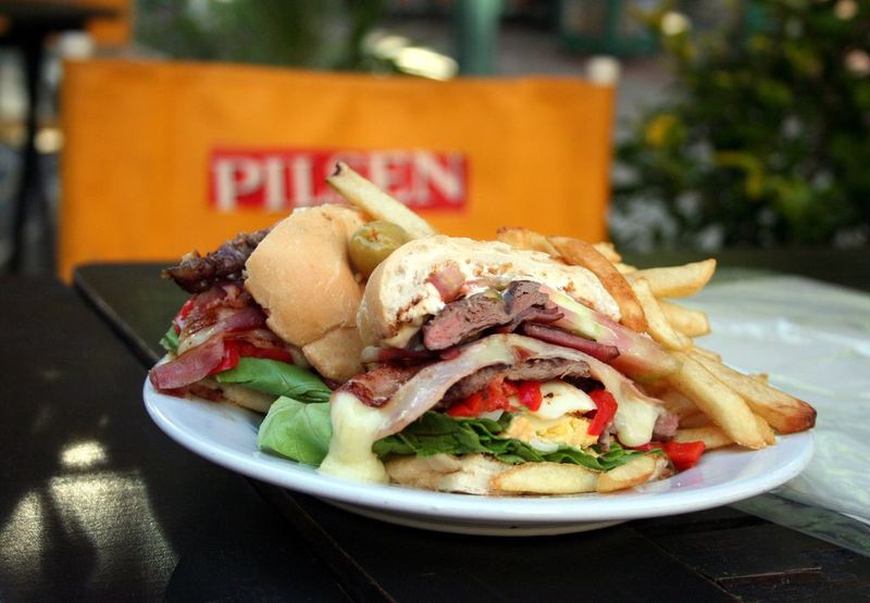 Chivito – Uruguay. Foto: Site Culinary