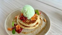 Pancake Berry Miso (Rp 58 ribu) layak dicoba. Tampilannya cantik dengan pelengkap es krim wasabi, sirup maple, dan berries salsa. Foto: Andi Annisa DR/detikfood