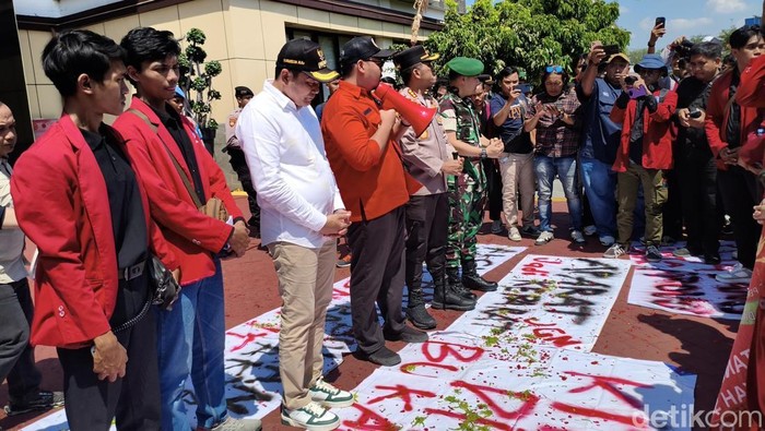 Ikatan Mahasiswa Muhammadiyah (IMM) Sidoarjo menggelar aksi damai di Polresta Sidoarjo