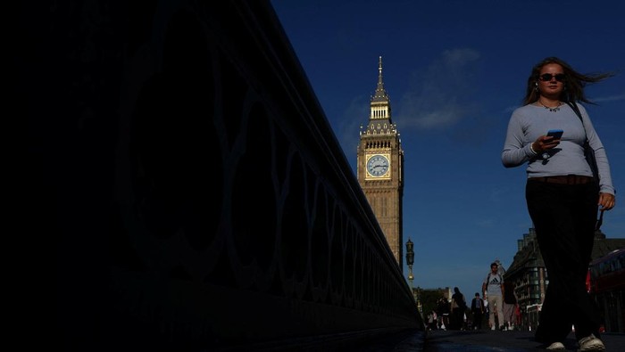 Ikon London, Menara Elizabeth alias Big Ben Jadi Spot Favorit Wisatawan Menara Elizabeth, yang lebih populer dengan sebutan Big Ben, kembali menjadi magnet bagi wisatawan di ibu kota Inggris. Pada Senin (1/9/2025), suasana di sekitar Gedung Parlemen tampak ramai oleh warga lokal maupun turis mancanegara yang tak ingin melewatkan momen berfoto di depan ikon legendaris tersebut. REUTERS/Hannah McKay