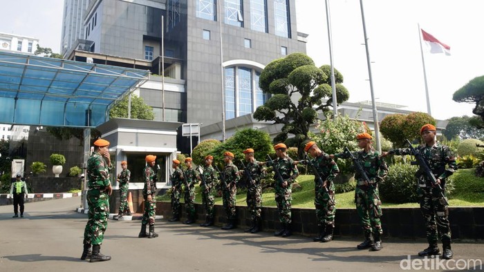 Imbas Demo, Kemenkeu Dijaga Kopasgat TNI Sejumlah prajurit Kopasgat TNI AU berjaga di Gedung Kementerian Keuangan, Jakarta, Senin (1/9/2025). Mereka tampak apel sejak pagi dengan perlengkapan lengkap.