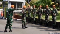 Untuk sementara, seluruh pegawai Kemenkeu bekerja dari rumah. Gedung tampak lengang dan hanya diisi aparat keamanan. 