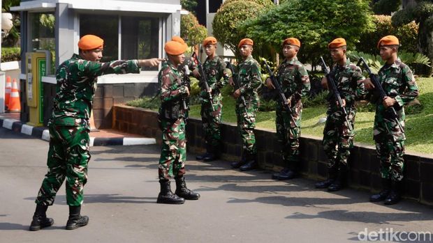 Sejumlah prajurit Kopasgat TNI AU berjaga di Gedung Kementerian Keuangan, Jakarta, Senin (1/9/2025). Mereka tampak apel sejak pagi dengan perlengkapan lengkap.