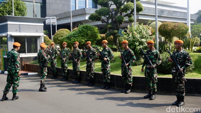 Imbas Demo, Kemenkeu Dijaga Kopasgat TNI Sejumlah prajurit Kopasgat TNI AU berjaga di Gedung Kementerian Keuangan, Jakarta, Senin (1/9/2025). Mereka tampak apel sejak pagi dengan perlengkapan lengkap.
