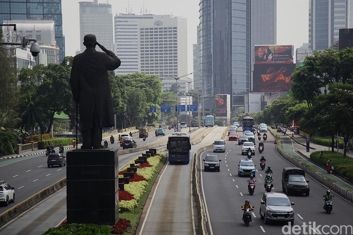 Kendaraan melintas di Jalan Sudirman–Thamrin, Jakarta, Senin (1/9/2025). Ruas jalan protokol itu tampak lengang terdampak kebijakan work from home (WFH) dan pembelajaran jarak jauh (PJJ).