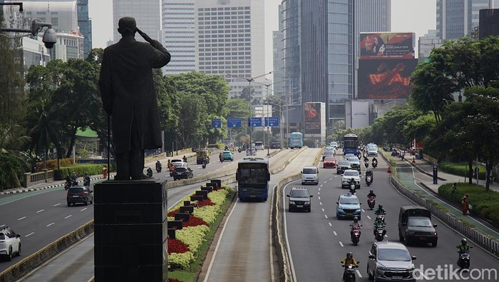 Imbauan WFH Bikin Jalan Protokol Jakarta Lebih Lengang Kendaraan melintas di Jalan SudirmanβThamrin, Jakarta, Senin (1/9/2025). Ruas jalan protokol itu tampak lengang terdampak kebijakan work from home (WFH) dan pembelajaran jarak jauh (PJJ).