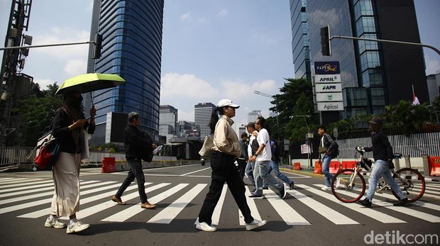 Kendaraan melintas di Jalan Sudirman–Thamrin, Jakarta, Senin (1/9/2025). Ruas jalan protokol itu tampak lengang terdampak kebijakan work from home (WFH) dan pembelajaran jarak jauh (PJJ).