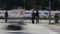 Kondisi serupa terlihat di berbagai ruas protokol lain. Banyak pegawai memilih kerja dari rumah untuk menghindari potensi macet dan risiko demo.  
