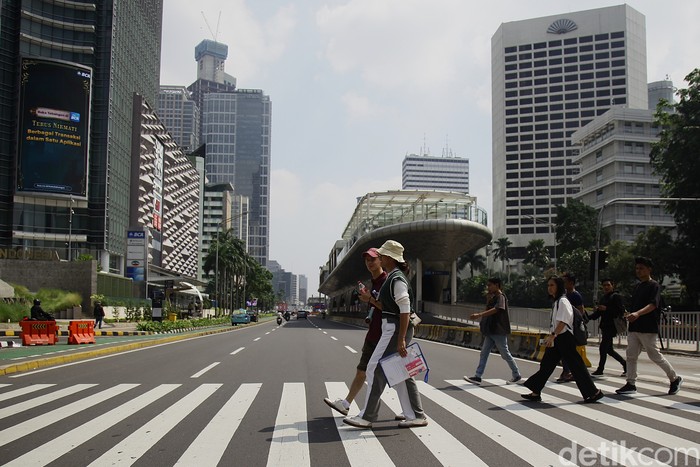 Kendaraan melintas di Jalan Sudirman–Thamrin, Jakarta, Senin (1/9/2025). Ruas jalan protokol itu tampak lengang terdampak kebijakan work from home (WFH) dan pembelajaran jarak jauh (PJJ).