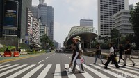 Sejumlah sekolah dan kampus juga menerapkan PJJ, sehingga jumlah pelajar dan mahasiswa di jalan berkurang signifikan. 