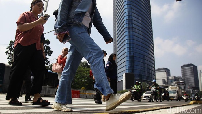 Imbauan WFH Bikin Jalan Protokol Jakarta Lebih Lengang Kendaraan melintas di Jalan SudirmanβThamrin, Jakarta, Senin (1/9/2025). Ruas jalan protokol itu tampak lengang terdampak kebijakan work from home (WFH) dan pembelajaran jarak jauh (PJJ).