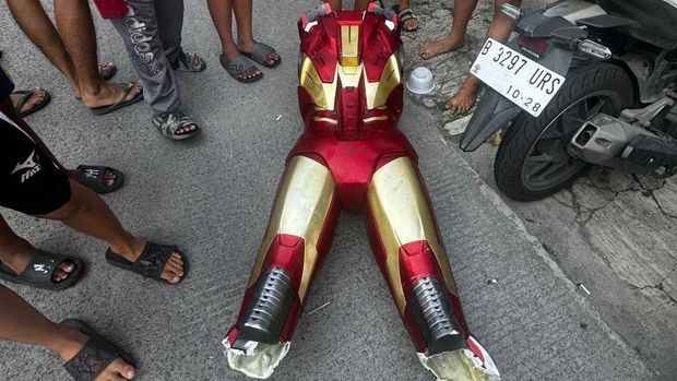 Koleksi Patung Iron Man Ahmad Sahroni