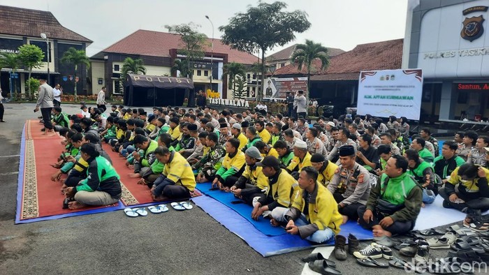Istigosah yang digelar Polres Tasikmalaya bersama komunitas ojek online, masyarakat dan ulama di Polres Tasikmalaya.