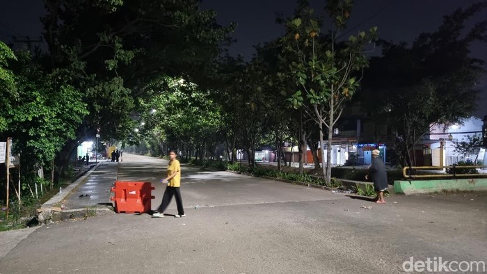 Jalan Pangeran Jayakarta Bekasi lengang jelang fajar