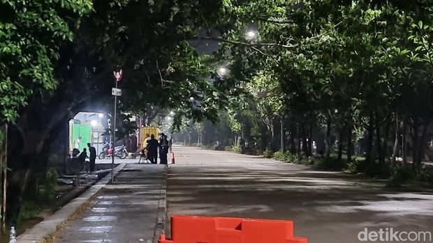 Jalan Pangeran Jayakarta Bekasi lengang jelang fajar