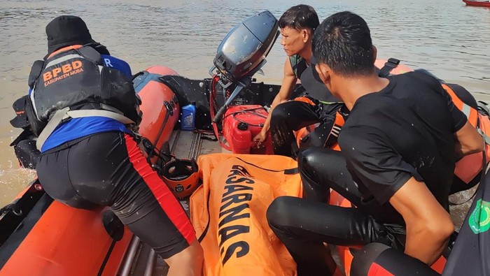 Jasad videografer wanita yang tenggelam di Sungai Musi, Muba, saat dievakuasi petugas.
