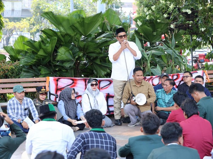 Wakil Ketua DPRD Jateng, Mohammad Saleh menemui massa mahasiswa Semarang Raya di Simpang Lima Semarang, Senin (1/9/2025).