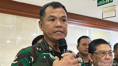 Wakil Panglima TNI Jenderal Tandyo Budi Revita di Kompleks Parlemen, Senayan, Jakarta, Senin (1/9/2025).
