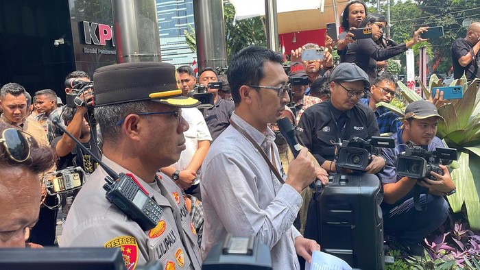 Jubir KPK Budi Prasetyo (pegang mic)-(Adrial/detikcom)