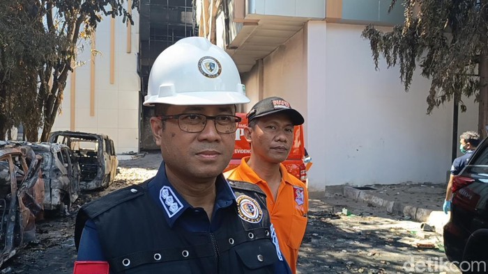 Kabid Laboratorium Forensik (Labfor) Polda Sulsel Kombes Wahyu Marzudi saat olah TKP di Gedung DPRD Makassar yang dibakar massa demo ricuh.