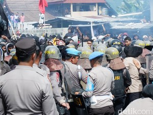 Demo di Depan DPRD Ternate Ricuh, Polisi Tembakkan Gas Air Mata