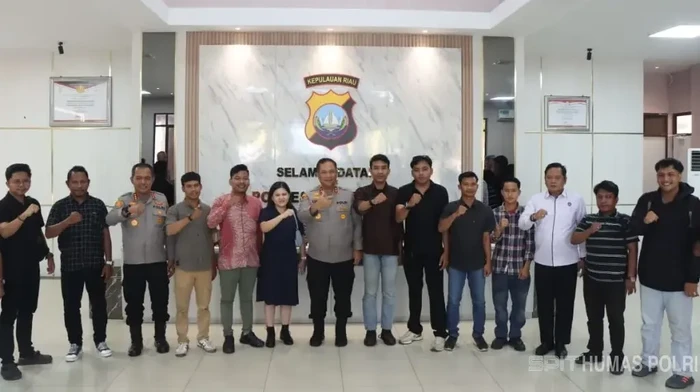 Kapold Kepri dan perwakilan OKP gelar pertemuan di Polres Barelang, Mimggu (31/8/2025), bahas kondisi keamanan terkini.