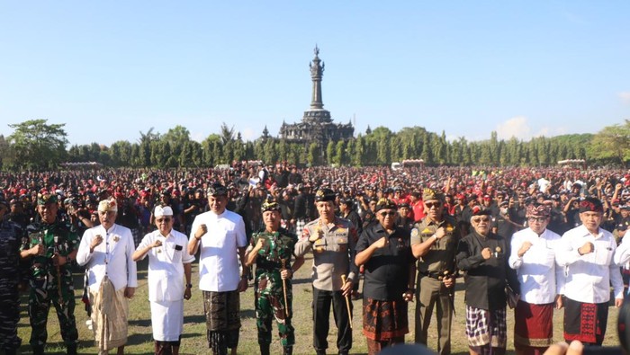 Kapolda Bali Irjen Daniel Adityajaya menghadiri Apel Gelar Agung Pecalang Bali, Senin (1/9/2025)