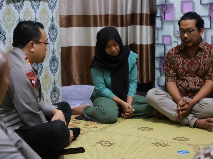 Kapolda DIY Irjen Anggoro Sukartono melayat ke rumah Rheza Sendy Pratama (21), mahasiswa Amikom Yogyakarta yang meninggal penuh luka di Sleman, Minggu (31/8/2025).