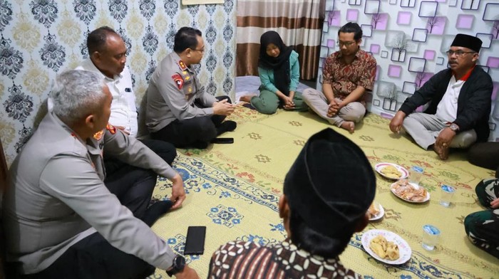 Kapolda DIY Irjen Anggoro Sukartono melayat ke rumah Rheza Sendy Pratama (21), mahasiswa Amikom Yogyakarta yang meninggal penuh luka di Sleman, Minggu (31/8/2025).