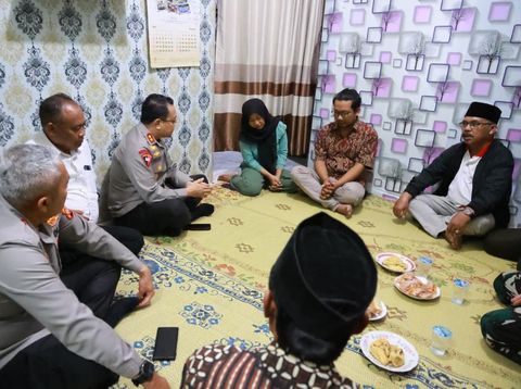 Kapolda DIY Irjen Anggoro Sukartono melayat ke rumah Rheza Sendy Pratama (21), mahasiswa Amikom Yogyakarta yang meninggal penuh luka di Sleman, Minggu (31/8/2025).