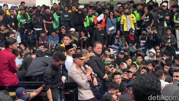 Kapolda Kalsel Irjen Rosyanto Yudha Hermawan temui massa aksi di Banjarmasin.