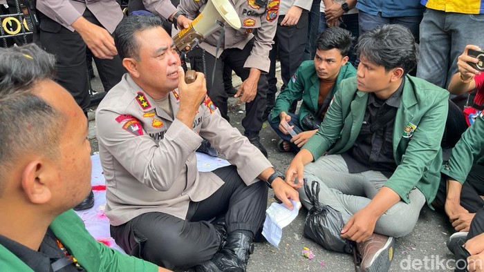 Kapolda Sumut Irjen Whisnu Hermawan saat menemui massa mahasiswa. (Finta Rahyuni/detikSumut)
