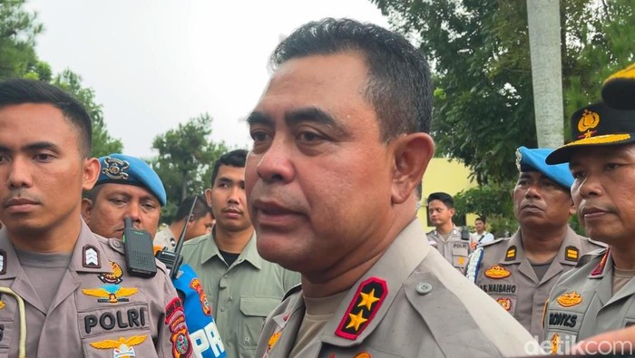 Kapolda Sumut Irjen Whisnu usai menemuai massa ojol. (Finta Rahyuni/detikSumut)