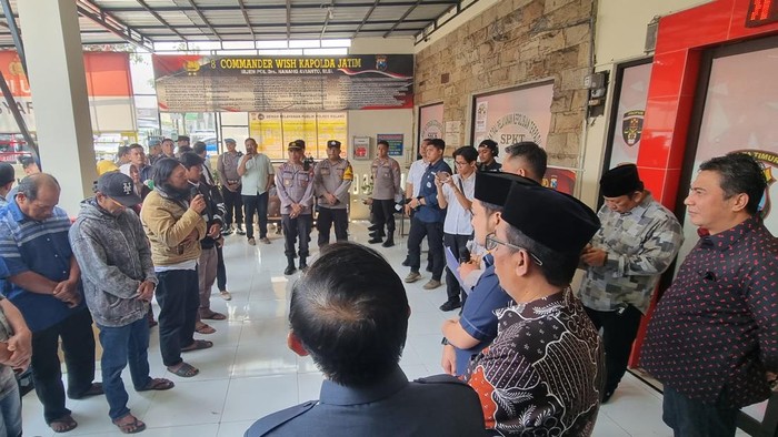Kapolres Malang ajak keluarga perusak fasilitas kepolisian melihat langsung pos polisi dan polsek yang dirusak.