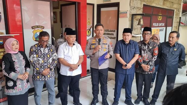 Kapolres Malang ajak keluarga perusak fasilitas kepolisian melihat langsung pos polisi dan polsek yang dirusak.