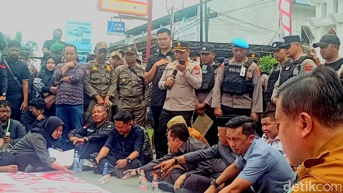 Kapolres telepon kapolsek di depan massa aksi di Kotawaringin Timur.