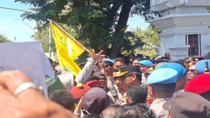 Kapolresta Kupang Kota Kombes Pol Djoko Lestari saat bertemu dengan para pengunjuk rasa di depan pintu masuk kantor DPRD NTT, Senin (1/9/2025). ANTARA/Kornelis Kaha