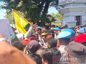 Massa Mahasiswa Demo di DPRD NTT, Tuntut Tolak Kenaikan Tunjangan DPR