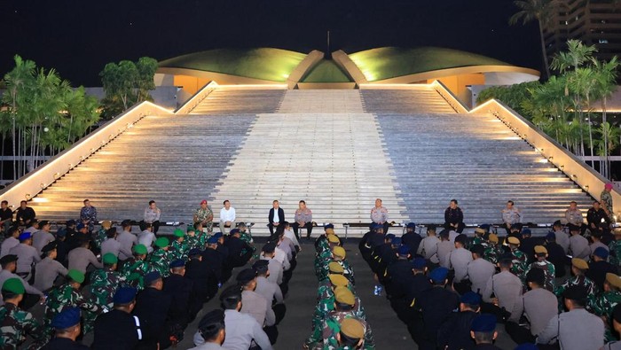 Kapolri Jenderal Listyo Sigit Prabowo menggelar makan bersama 320 personel pengamanan yang terdiri dari TNI dan Polri. (Dok istimewa).