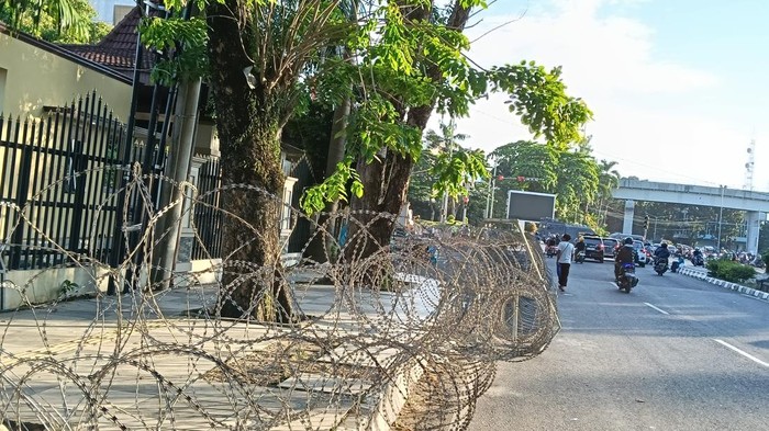 Kawat berduri terpasang di depan Gedung DPRD Sumsel
