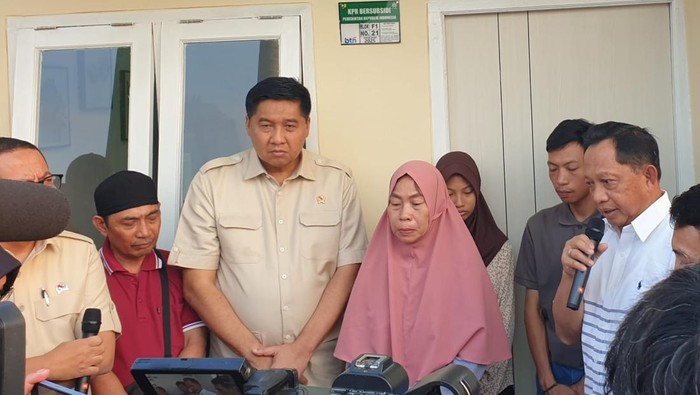 Keluarga almarhum Affan Kurniawan menerima bantuan rumah di Cileungsi, Kabupaten Bogor, Jawa Barat.