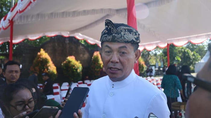 Ketua DPRD Bali, Dewa Made Mahayadnya alias Dewa Jack, seusai menghadiri apel pecalang di Lapangan Puputan Monumen Bajra Sandhi, Denpasar, Senin (1/9/2025). (Aryo Mahendro/detikBali)