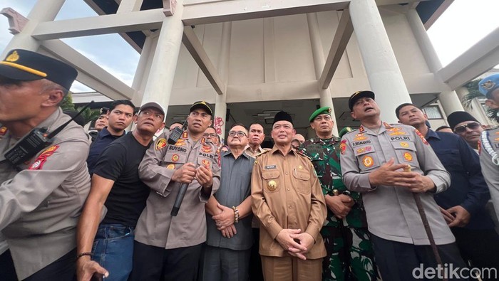 Ketua DPRD Kalbar Aloysius menemui massa aksi di Pontianak.
