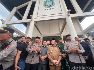 Aloysius Temui Ratusan Mahasiswa FISIP Untan, Janji Bawa Tuntutan ke Pusat